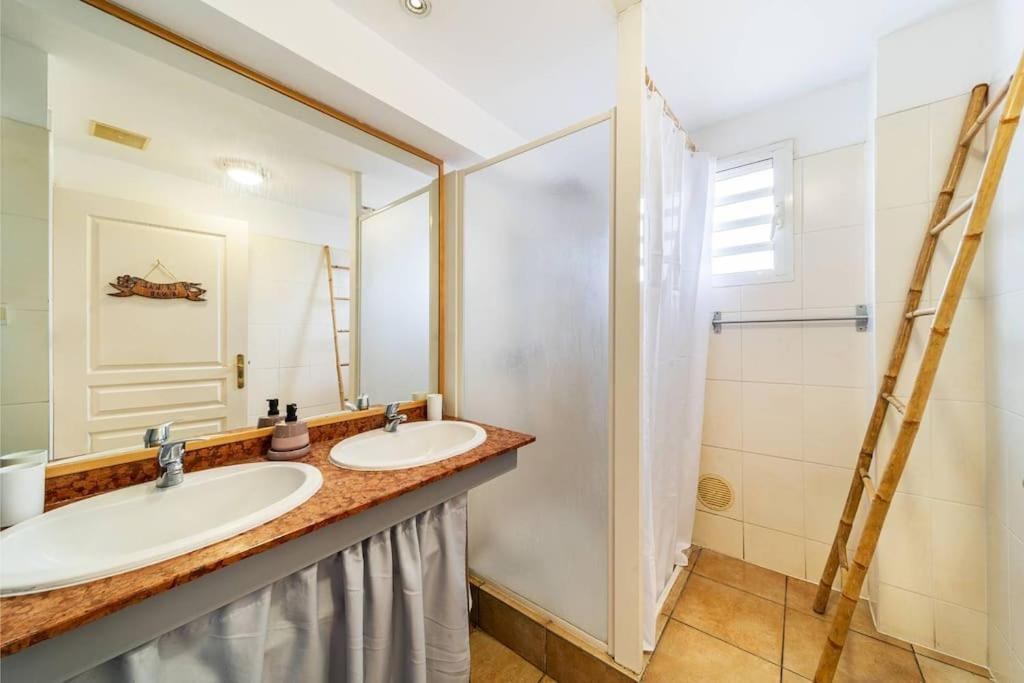 Jade - Appt 2 Chb - 4 Personnes - A 200 M Du Lagon De Saint-Pierre - Residence Avec Belle Piscine Et Parking Prive - Sur Le Front De Mer Et A 2 Pas Du Centre-Ville De St-Pierre Ngoại thất bức ảnh